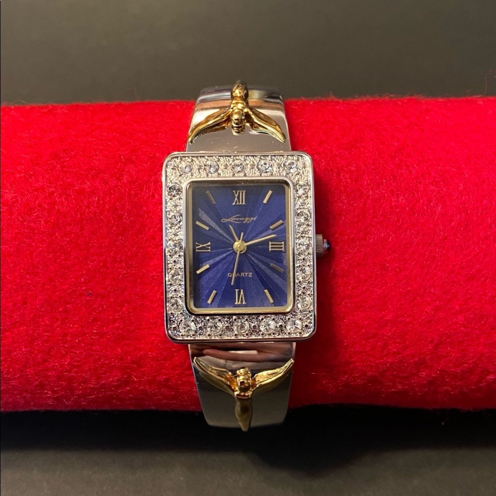 Lavaggi, Women, wrist watch, silver tone band.: